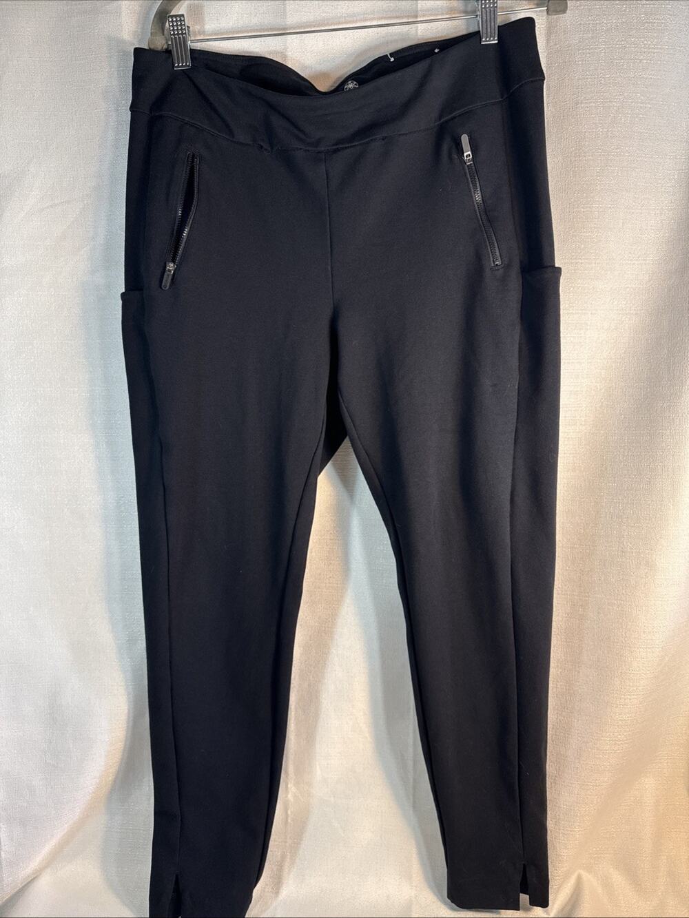 GAIAM Women's Black Zip Pockets Capri Leggings Yoga Pants Size LARGE NWOT